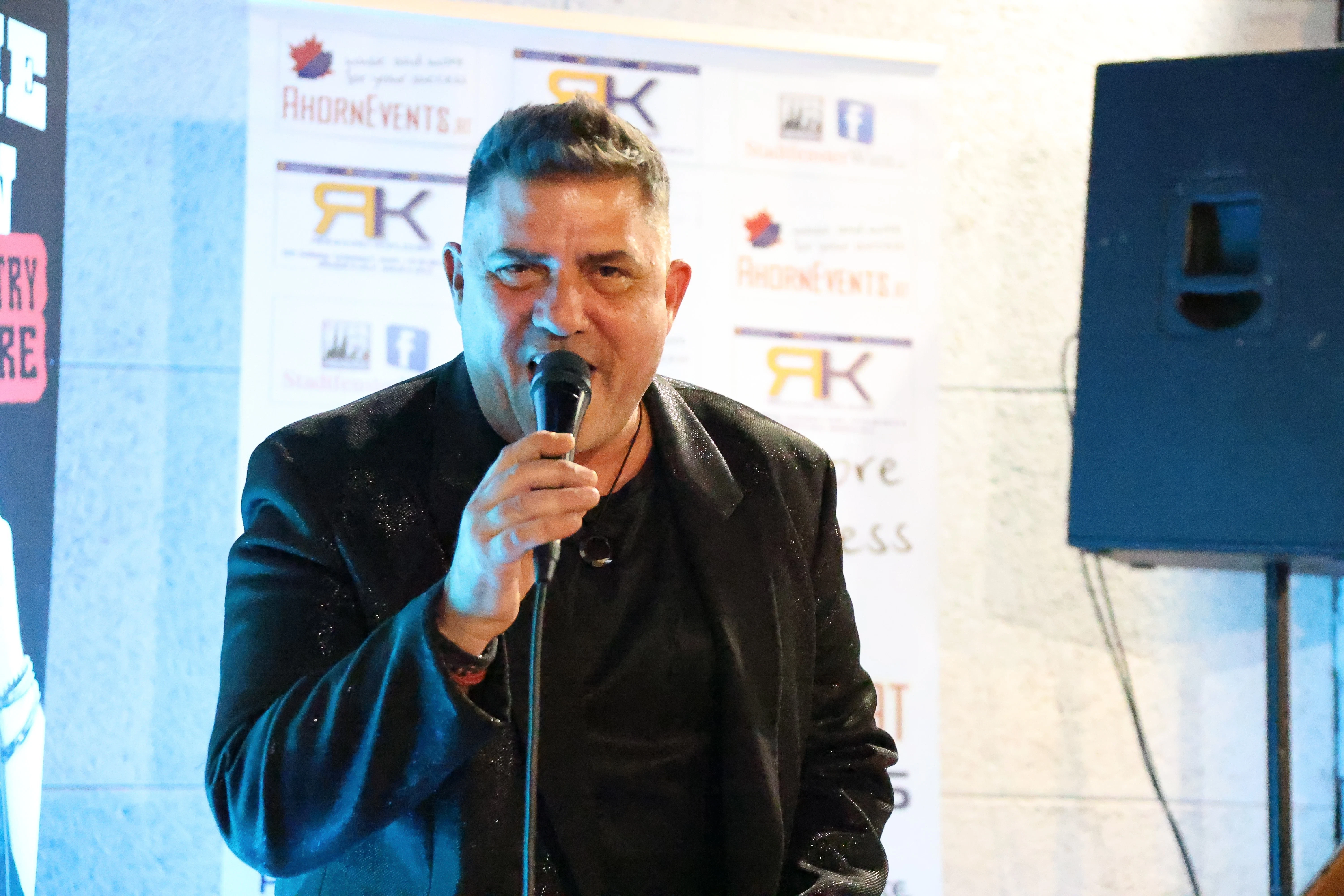 Carlos López entertaining a live audience